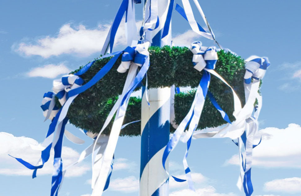 Maibaumkranz, geschmücht mit weißen und blauen Bändern